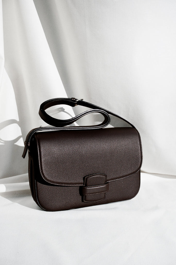 <tc>The Crossbody · Grained Leather · Chocolate · Limited Edition</tc>