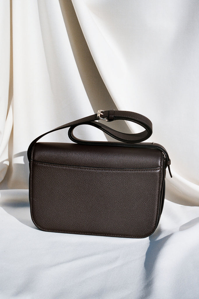 <tc>The Crossbody · Grained Leather · Chocolate · Limited Edition</tc>