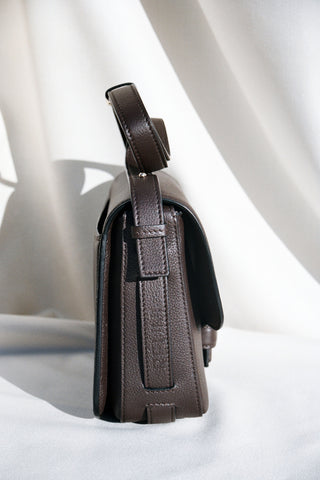 <tc>The Crossbody · Grained Leather · Chocolate · Limited Edition</tc>