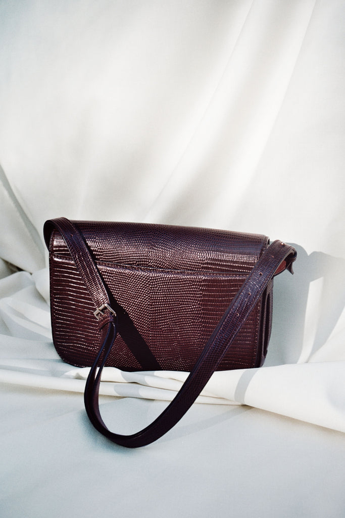 Le Crossbody · Cuir Embossé Lézard · Cerise · Édition Limitée