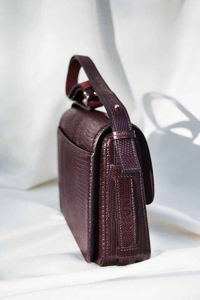 Le Crossbody · Cuir Embossé Lézard · Cerise · Édition Limitée