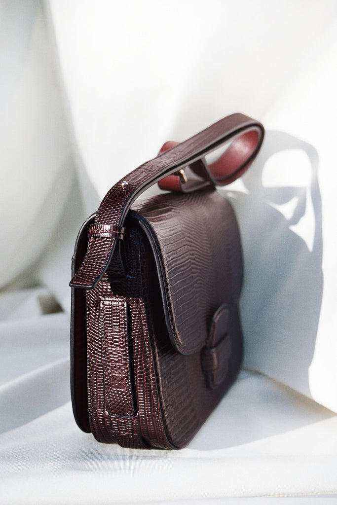 Le Crossbody · Cuir Embossé Lézard · Cerise · Édition Limitée